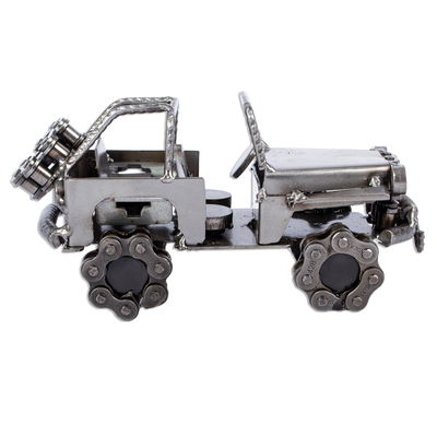 Skulptur aus recycelten Autoteilen - Rustikale Jeep-Skulptur aus recycelten Autoteilen
