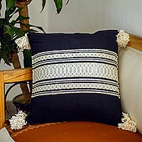 Funda de cojín de algodón, 'Oaxaca Frets in Navy' - Funda de cojín de color azul marino y blanco cálido tejida a mano