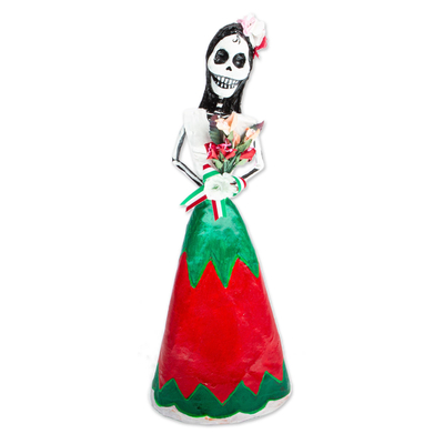 Una escultura de papel maché de una mujer joven -  México