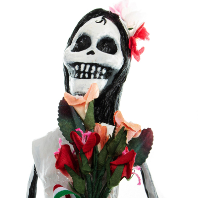 Skulptur aus Pappmaché - Mexikanische Skelettskulptur aus rot-weiß-grünem Pappmaché