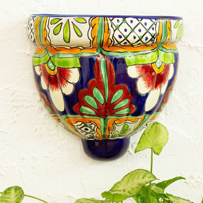 Keramischer Wandkübel, 'Gartenblumen'. - Handgemachter Keramik-Wandkübel im Talavera-Stil