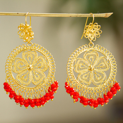 Vergoldete filigrane Kronleuchter-Ohrringe - Vergoldete Kronleuchter-Ohrringe mit scharlachroten Perlen