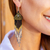 Lange Perlen-Wasserfall-Ohrringe, „Huichol Chevron in Gold“ – lange Perlen-Ohrhänger aus Mexiko