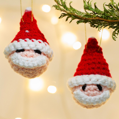 Gehäkelte ornamente, (paar) - handgehäkelte weihnachtsmann-kopfornamente (paar)