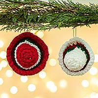 Adornos de ganchillo, 'Holiday Sombreros' (par) - Adornos navideños de sombrero de ganchillo a mano (par)