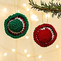 Gehäkelte Ornamente, 'Sombrero Cheer' (Paar) - Rote und grüne Sombrero-Ornamente (Paar)
