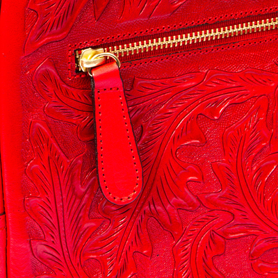 Rucksack aus bearbeitetem Leder - Leuchtender roter Lederrucksack mit Prägung