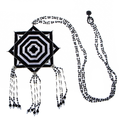 Glasperlen-Anhänger-Halskette, „Schwarz-weißes Huichol-Mandala“ - Huichol handgefertigte schwarz-weiße Mandala-Anhänger-Halskette