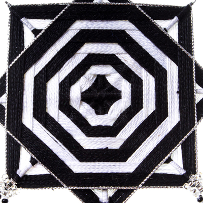Collar colgante con cuentas de vidrio, 'Mandala Huichol Blanco y Negro' - Collar con Colgante Mandala Blanco y Negro Artesanal Huichol