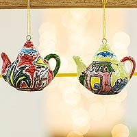 Keramikornamente, „Zeit für Kaffee“ (Paar) – Zwei handgefertigte Kaffeekannenornamente aus Keramik aus Mexiko