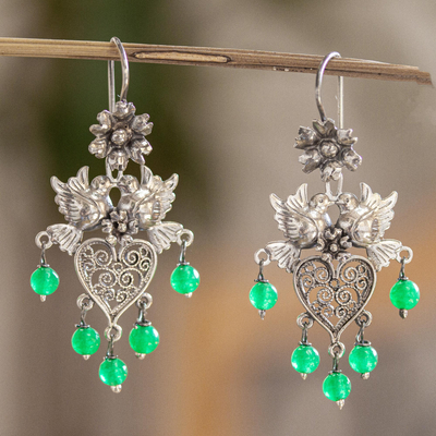 Filigrane Sterling-Silber-Kronleuchter-Ohrringe, 'Dove Romance in Green' - Filigrane Ohrringe mit grünen Kristallperlen
