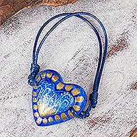 Armband mit Anhänger aus Pappmaché, „Deep Sea Illusion“ – verstellbares Armband mit blauem Herz und goldenem Besatz aus Pappmaché