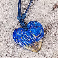 Pappmaché-Anhänger-Halskette, „Meereswinde“ – blaue Herz-Halskette aus Pappmaché mit goldenen Akzenten