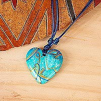 Pappmaché-Anhänger-Halskette, „Hearts Together“ – goldene Akzent-Aqua-Pappmaché-Herz-Halskette