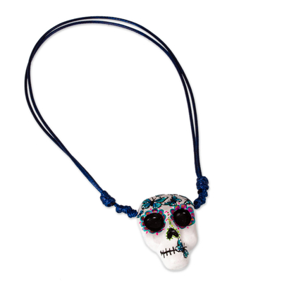 Handbemalte Halskette mit Anhänger - Handbemalte Totenkopf-Halskette mit Schmetterlingen