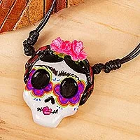 Handbemalte Halskette mit Anhänger, „Pretty Catrina“ – Handbemalte Catrina-Totenkopf-Halskette