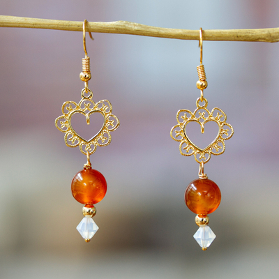 Pendientes colgantes de cornalina bañados en oro, 'Fanciful Hearts' - Pendientes chapados en oro de cristal y cornalina