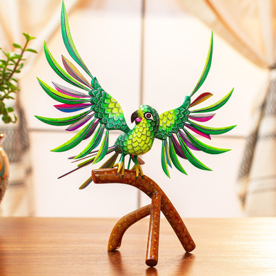 Escultura de alebrije de madera, 'Perky Green Parrot' - Escultura Alebrije de loro verde hecha a mano de México