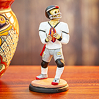 Keramik-Skelettskulptur, „Football de los Muertos“ – Keramik-Skelett-Fußballspieler-Skulptur aus Mexiko