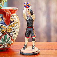 Escultura de cerámica, 'Baloncesto de Los Muertos' - Escultura de jugador de baloncesto esqueleto de cerámica de México