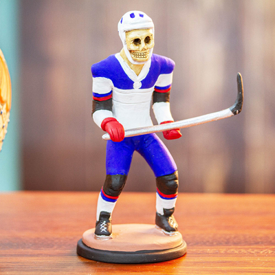 Keramikskulptur, „Hockey de los Muertos“ – Keramik-Skelett-Hockeyspieler-Skulptur aus Mexiko