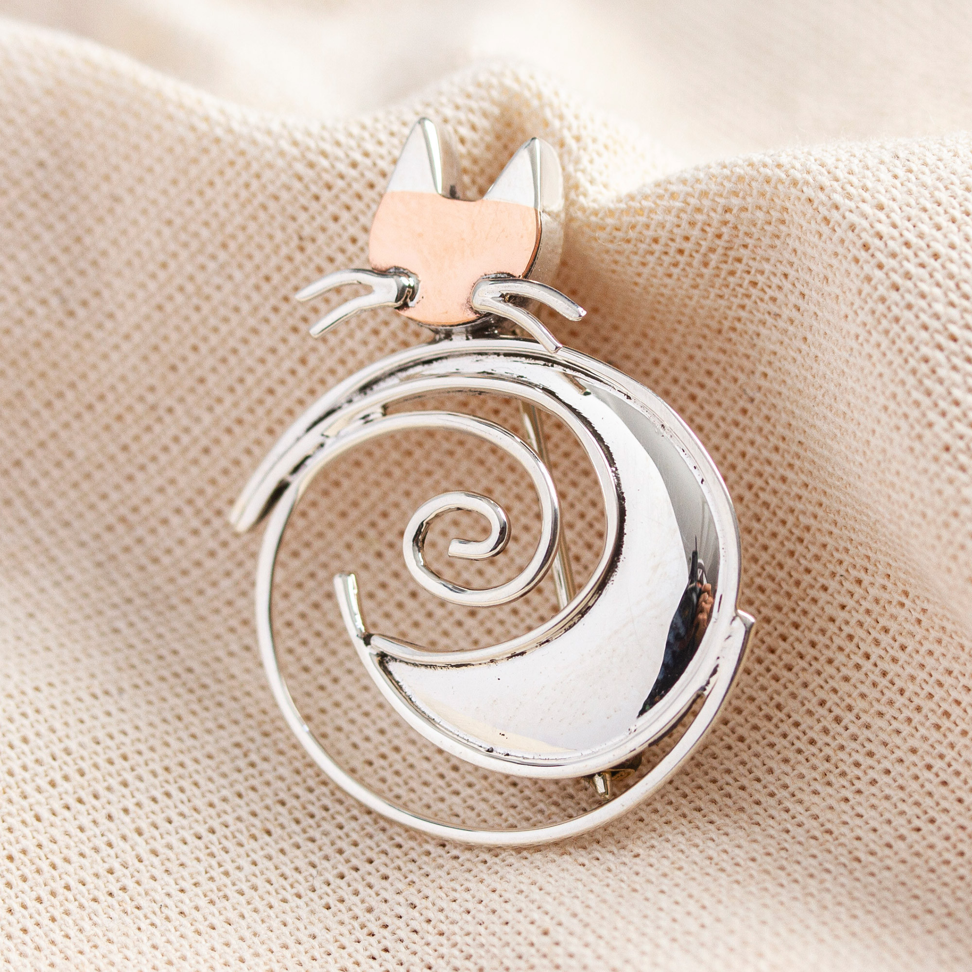 Difference Between Brooch And Pin lupon.gov.ph