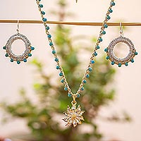 Juego de joyas con detalles dorados, 'Flor en oro' - Juego de collar y aretes de cuentas turquesas de México