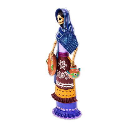 Keramische Skulptur, 'Catrina Tomasa' - Keramische Catrina-Skulptur mit blauem Mantel aus Mexiko