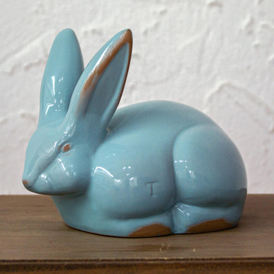 Keramikfigur, (7,5 Zoll) - Signierte handgefertigte 7,5 Zoll große blaue Kaninchen-Keramikfigur
