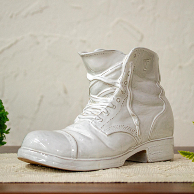 Keramikfigur - Realistische weiße Stiefel-Keramikfigur aus Mexiko