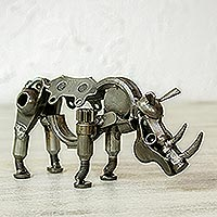 Escultura de pieza de automóvil reciclada, 'Rinoceronte bebé rústico' - Escultura de rinoceronte bebé pequeña de pieza de automóvil reciclada de México