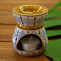 Ölwärmer aus Keramik, „Calm Light“ – Handbemalter Keramik-Ölwärmer in Beige und Blau aus Mexiko