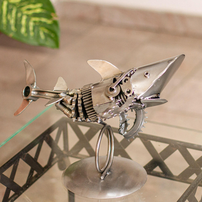 Escultura de metal reciclado - Escultura de tiburón de autopartes recicladas de México