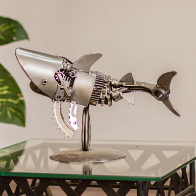Escultura de metal reciclado - Escultura de tiburón de autopartes recicladas de México