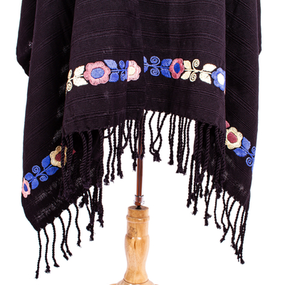 Baumwollschal - Handgewebter schwarzer, mit Blumen bestickter Baumwollschal aus Mexiko