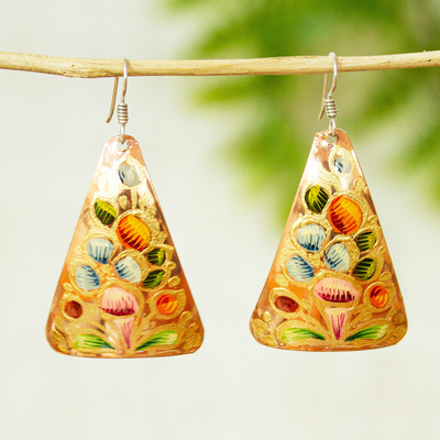 Ohrringe aus Kupfer, 'Floral Pyramid', baumelnd - Handbemalte dreieckige Ohrringe aus Kupfer aus Mexiko
