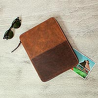 Portadocumentos de viaje en piel, 'On the Move' - Tableta de piel marrón y estuche de viaje