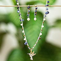 Conjunto de joyas con piedras preciosas múltiples con detalles en oro, 'Alas doradas' - Conjunto de joyas con temática de colibrí de gemas múltiples