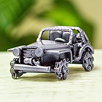 Figura de piezas de automóviles recicladas, 'Mini Rustic Jeep' - Pequeña escultura de Jeep rústico