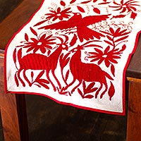 Camino de mesa de algodón, 'Hidalgo Highlands in Red' - Camino de mesa de algodón rojo bordado estilo tenango