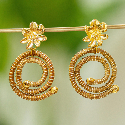 Ohrhänger aus Tannennadeln mit Goldakzenten, „Waldblumenspirale“ – Blumenohrringe aus 14-karätigem Gold