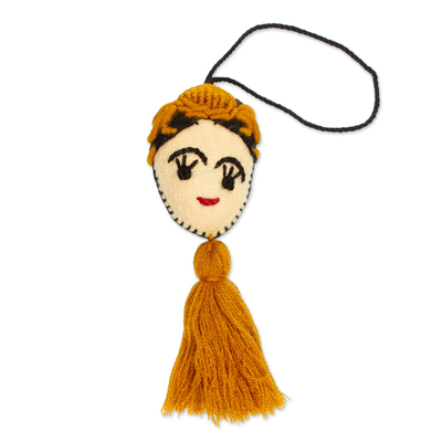 Ornament aus Wolle und Baumwolle, „Frida in Gold“ – handgefertigtes goldgelbes Frida-Ornament aus Wolle