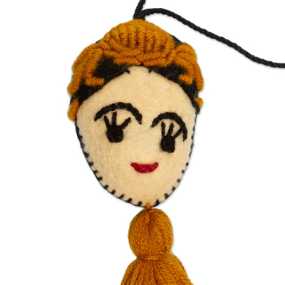 Ornament aus Wolle und Baumwolle, „Frida in Gold“ – handgefertigtes goldgelbes Frida-Ornament aus Wolle