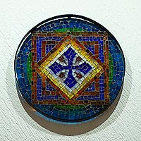 Arte de pared de mosaico de vidrio, 'Mandala cruzada' - Decoración de pared de mosaico de vidrio con cruz azul de México