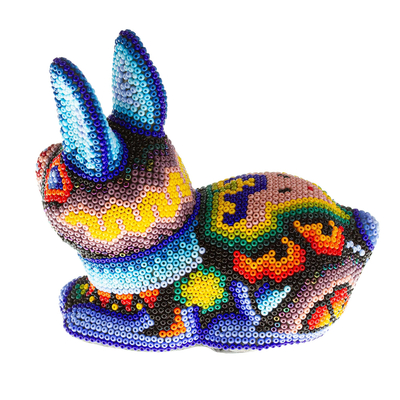 Huichol-Skulptur aus Pappmaché mit Perlen - Handbestickte Huichol-Kaninchenskulptur