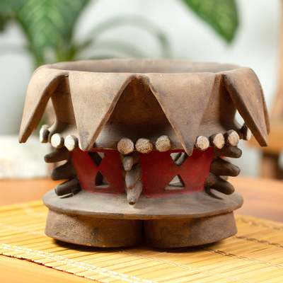 Dekoratives Keramikgefäß - Handgefertigtes dekoratives Gefäß im Zeremonienstil