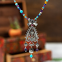 Halskette mit Anhänger aus mehreren Edelsteinen, „Vögel und Perlen“ – Barocke Anhängerhalskette aus Sterlingsilber mit Edelsteinperlen