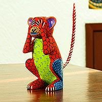 Escultura de alebrije de madera, 'Mono en el Caos' - Figura de alebrije de mono de madera ocultando sus ojos de Oaxaca