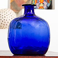 Florero de vidrio soplado, 'Botella azul cobalto' - Florero de vidrio soplado ecológico en forma de botella azul