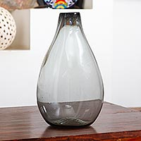 Florero de vidrio soplado - Jarrón de vidrio reciclado color humo en forma de botella de México
